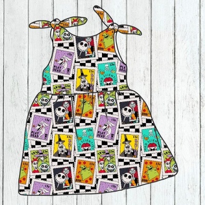 Vestido infantil colorido estampado com selos de desenhos animados em fundo branco amadeirado