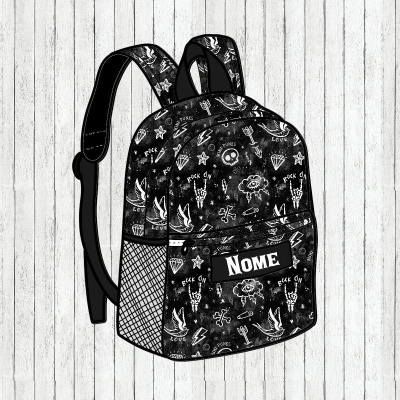 Mochila preta com desenhos brancos diversos e texto 'NOME' na parte frontal
