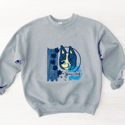 Camisola cinzenta com desenho de cão em azul e amarelo