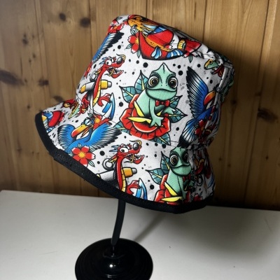 Chapéu bucket branco com padrão colorido de sapo, dragões, aves e flores