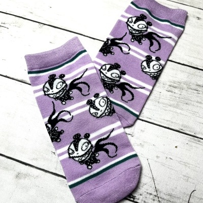 Meias lilás com padrão de caricaturas