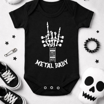 Body preto para bebé com estampa esquelética e texto METAL BABY rodeado de acessórios halloween e sapatos pretos.