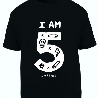 T-shirt preta para criança com estampa branca e texto divertido.