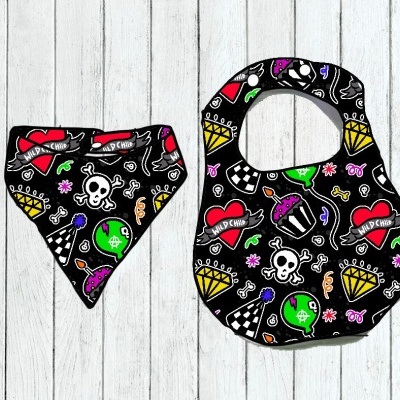 Babete e bandana para bebé pretos com padrão colorido de caveiras, diamantes e corações com texto