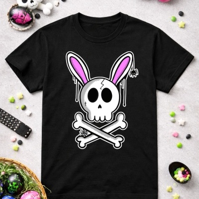 T-shirt preta com estampa de caveira com orelhas de coelho cor-de-rosa e ossos cruzados