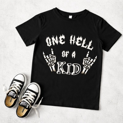 T-shirt preta infantil com escrita e ténis pretos e brancos