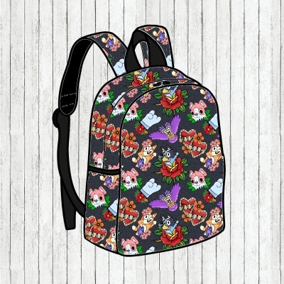 Mochila preta com padrão colorido de animais e símbolos, alças pretas ajustáveis, fundo madeira clara