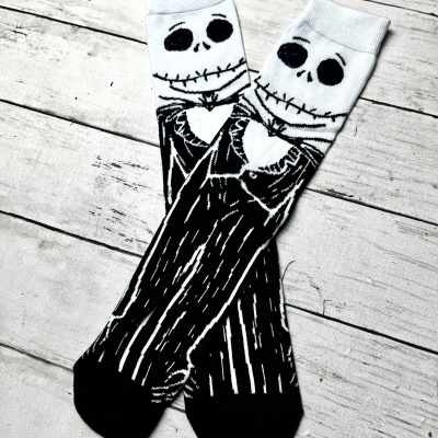 Meias pretas e brancas com figura de esqueleto com fato risca de giz