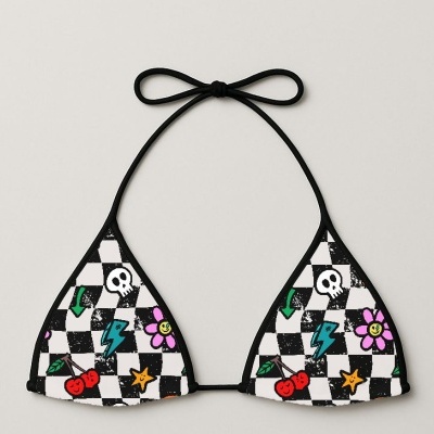 Top de biquíni triangular preto e branco com desenhos coloridos e tiras para amarrar