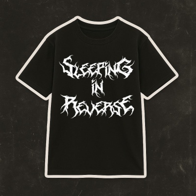 T-shirt preta com texto branco estilizado