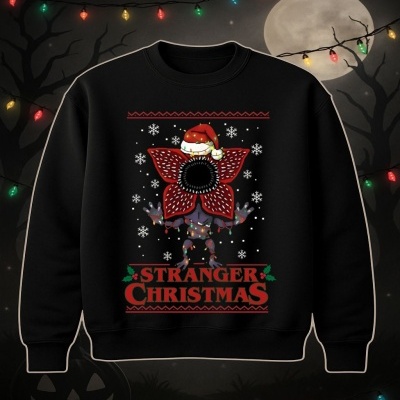 Sweatshirt preta com estampa Stranger Christmas e Demogorgon de Natal