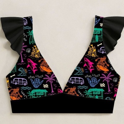 Top de bikini preto com padrões tropicais e urbanos coloridos e alças com folhos