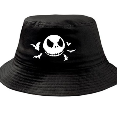 Chapéu pescador preto com estampa branca de caveira e morcegos