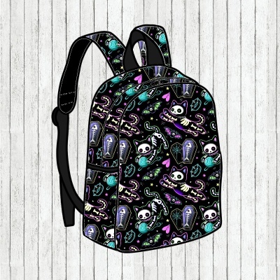 Mochila preta com padrão de gatos esqueléticos coloridos em fundo preto