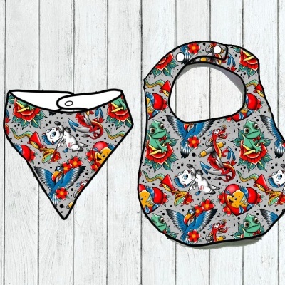 Conjunto babete e bandana bebé com padrão tatuagem colorida sobre fundo cinzento