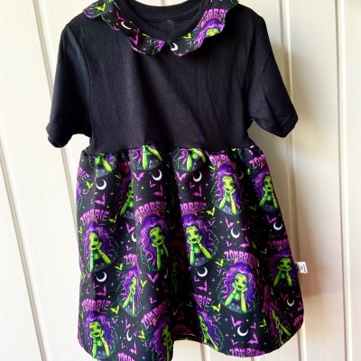 Vestido infantil preto com saia estampada de zumbis em roxo e verde