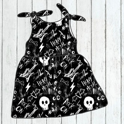 Vestido infantil preto com estampa branco rock heavy metal e caveiras.