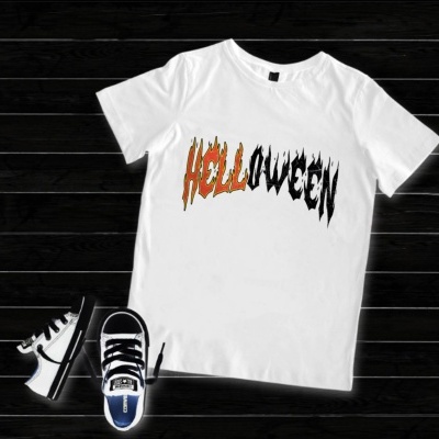 T-shirt branca com texto 'HELLOWEEN' em laranja e preto e sapatos brancos com detalhes a preto sobre chão escuro