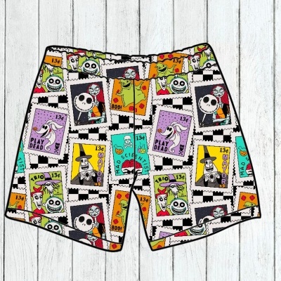 Calções estampados com personagens e frases em padrão de selos coloridos sobre fundo branco