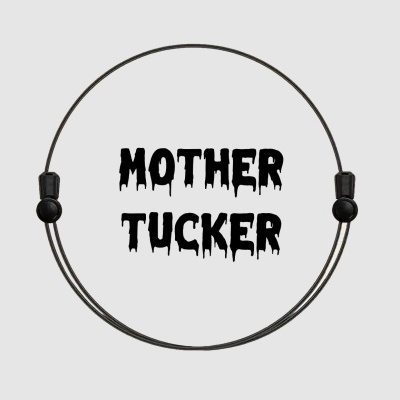 Anel metálico preto com frase 'MOTHER TUCKER' em letras pretas estilizadas