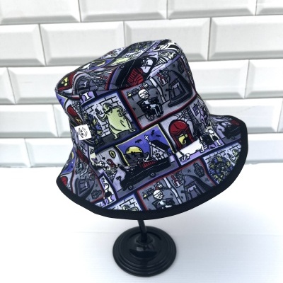 Chapéu tipo pescador com padrão de quadrinhos colorido e borda preta
