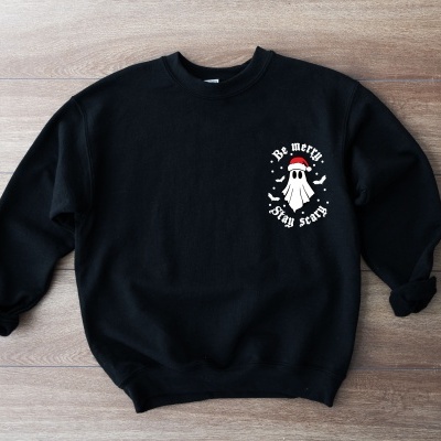 Camisola preta com estampa branca de fantasma e texto 'Be merry, Stay scary'