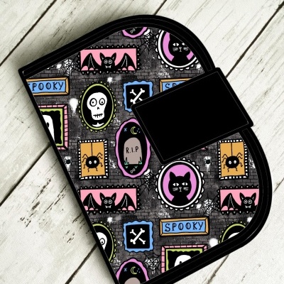 Carteira com padrão Halloween colorido e aba preta