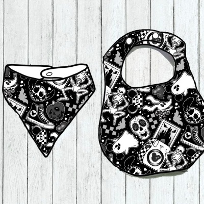 Babete e bandana para bebé com estampados de esqueletos e caveiras em preto e branco