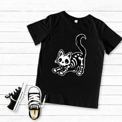 T-shirt preta com estampa de gato esqueleto branco e sapatilhas pretas com atacadores brancos