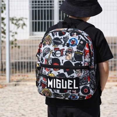 Mochila infantil colorida com nome MIGUEL usada por criança