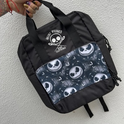 Mochila preta infantil com bolso com padrão de caveiras e texto MINI PUNKS KIDS CLOTHING