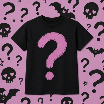 T-shirt preta com ponto de interrogação rosa e fundo lilás com desenhos pretos de caveiras e morcegos