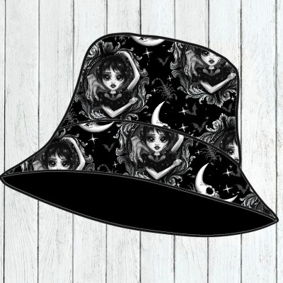 Chapéu bucket preto com padrão de menina gótica, luas e estrelas