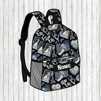 Mochila preta com padrão Halloween e etiqueta escrita NOME
