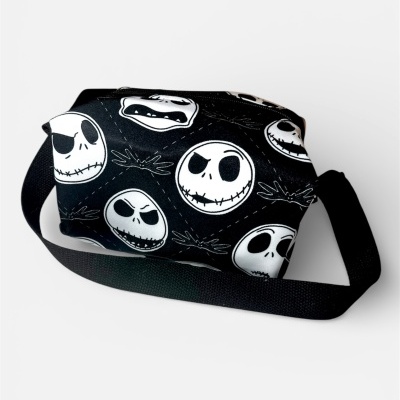 Mala de ombro preta com padrão de caveiras brancas