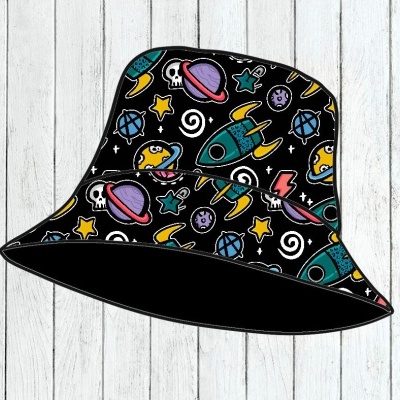Chapéu bucket com padrão espacial colorido sobre fundo preto