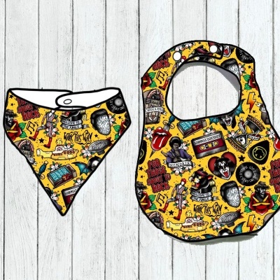 Babete e bandana de bebé coloridos com padrão rock e música sobre madeira clara