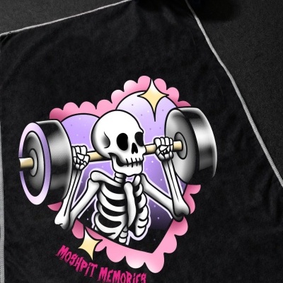 Toalha preta com ilustração de esqueleto a levantar pesos e texto MOSHPIT MEMORIES