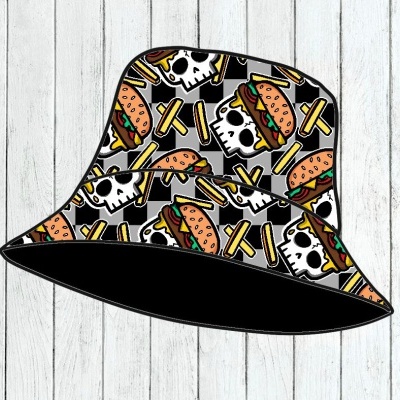 Chapéu de balde com padrão de caveiras, hambúrgueres e batatas fritas