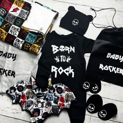 Conjunto de roupa e acessórios de bebé com tema rock e estampas de caveiras e texto