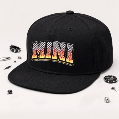Boné preto com estampa MINI em estilo xadrez e chamas, em fundo branco com acessórios metálicos