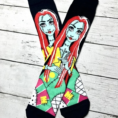 Meias pretas com personagem feminina colorida e cabelo vermelho