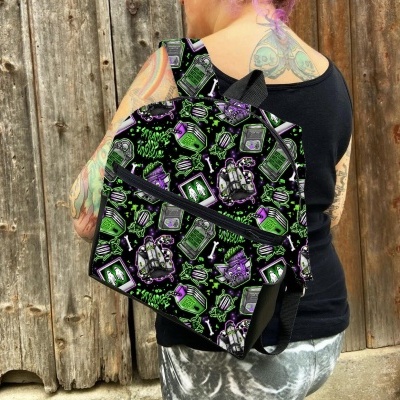 Mochila com padrão colorido de videojogos usada por pessoa com tatuagens