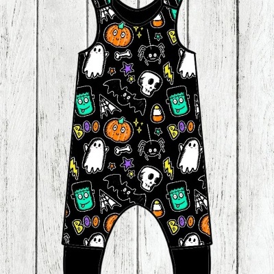 Macacão infantil Halloween preto com vários desenhos coloridos