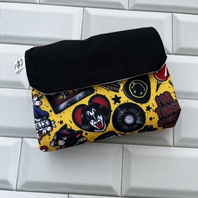 Bolsa pequena com padrão colorido e tampo preto em azulejos brancos