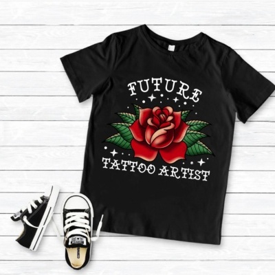 T-shirt preta com rosa vermelha e frase FUTURE TATTOO ARTIST, ténis pretos e brancos.