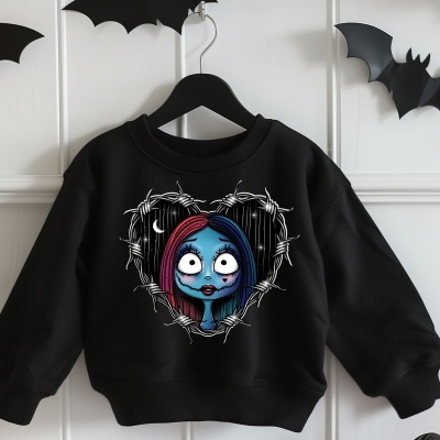 Sweatshirt preta infantil com estampa de personagem azul e vermelho e arame farpado, pendurada com morcegos de papel ao fundo