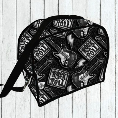 Mochilas pretas com estampado de guitarras elétricas e texto ROCK ROLL