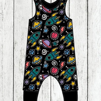 Macacão de bebé preto com padrão colorido de foguetes e planetas