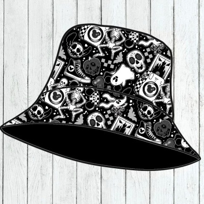 Chapéu bucket preto com padrão de caveiras e esqueletos em fundo preto